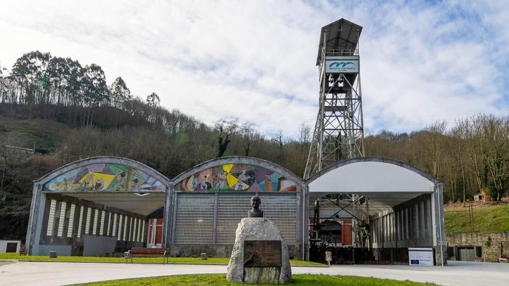 Entrada del Pozo Fondón, una emblemática explotación minera ya clausurada situada junto al río Nalón en Sama de Langreo (Principado de Asturias).