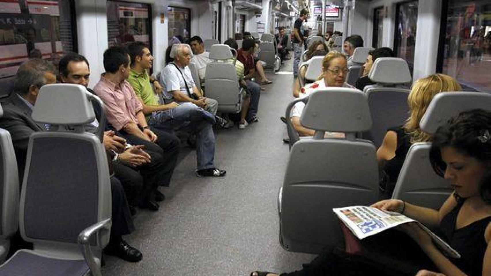 Usuarios de un tren de Renfe.