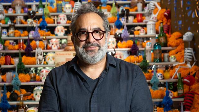 Eugenio Caballero en el altar de muertos diseñado por él de la Casa de México en Madrid.