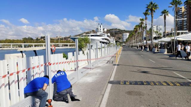 Trabajos de instalación de la nueva valla de la marina de megayates de Málaga.