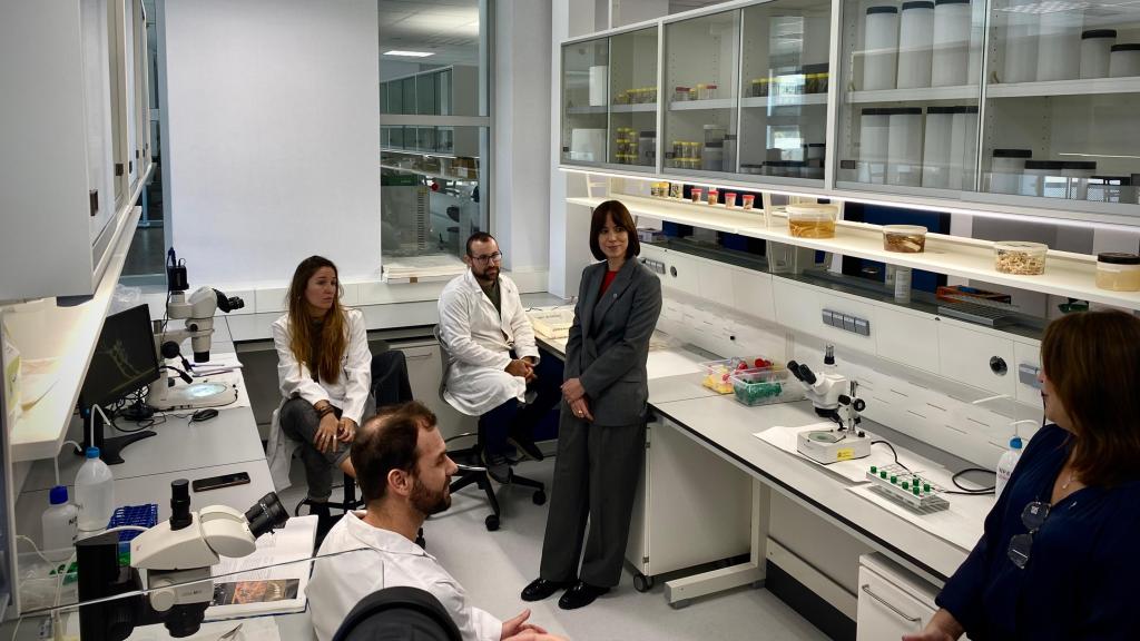 La ministra de Ciencia durante su visita al IEO Málaga.