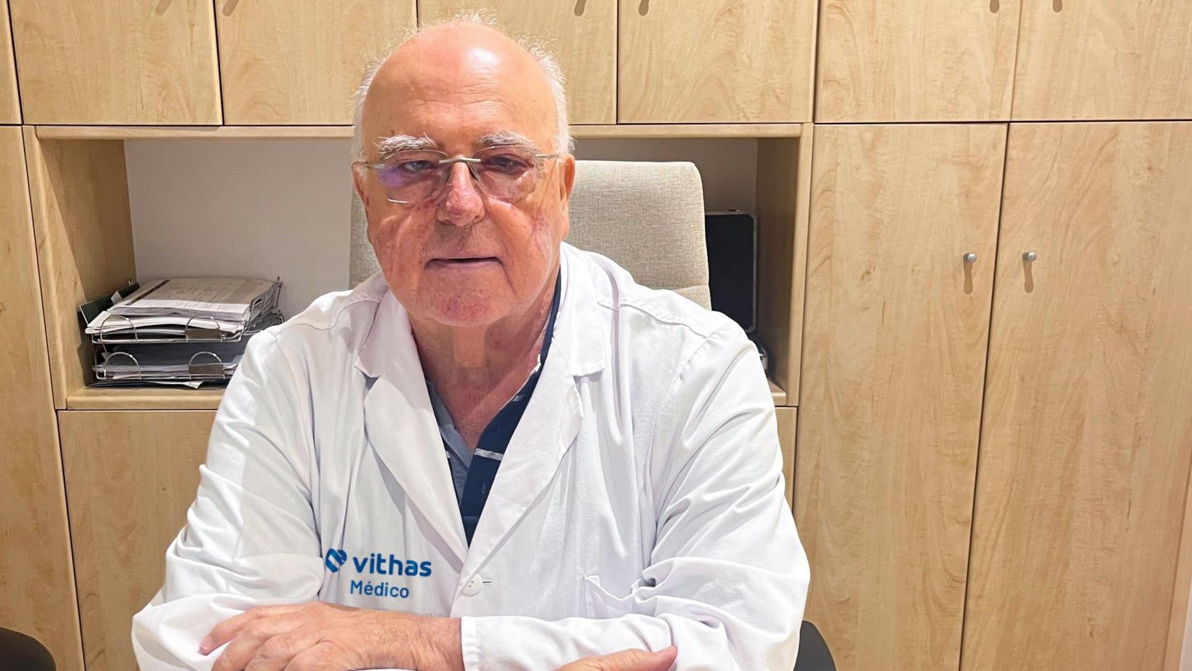 El Dr. Angel Cilveti, jefe del servicio de oftalmología de Vithas Xanit Estepona