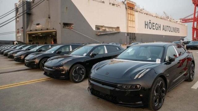 Coches eléctricos chinos que llegan a Europa en barco.