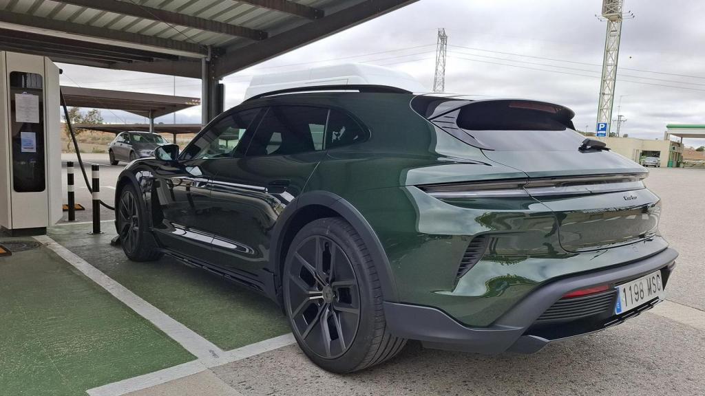 El Porsche Taycan durante la recarga en Honrubia en la A3.