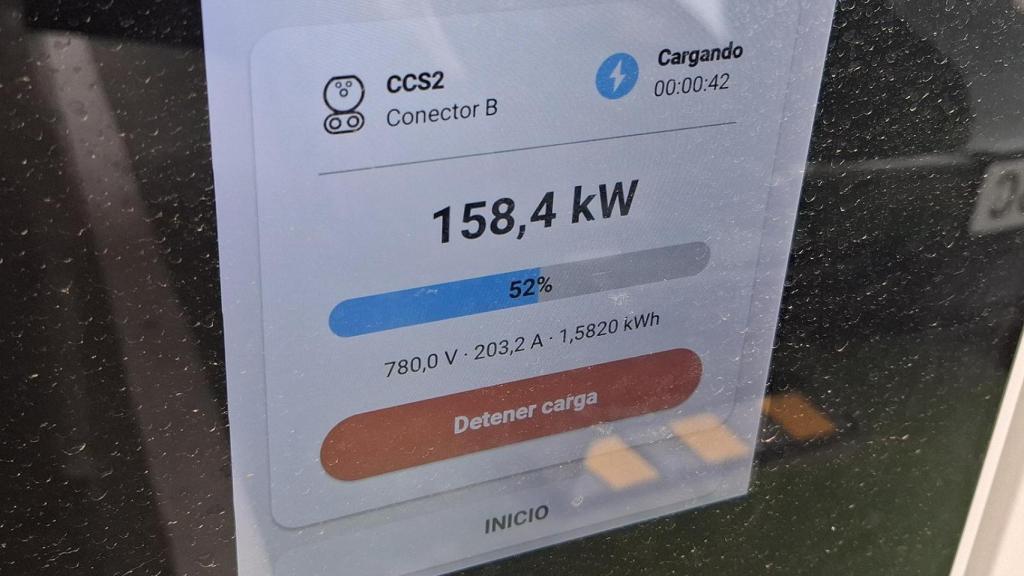 El Porsche Taycan ha comenzando cargando a 160 kW en nuestra parada.