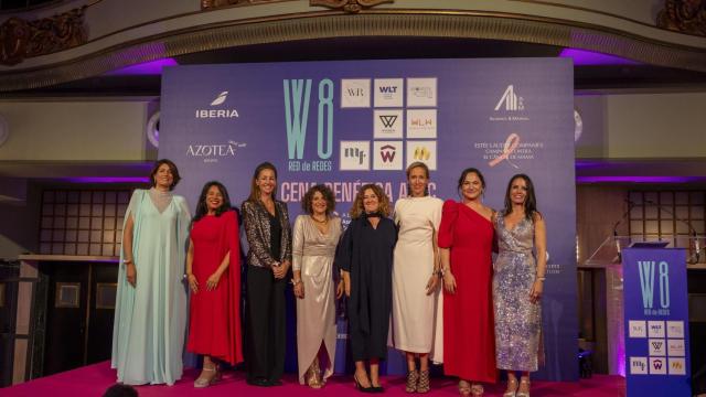 En la foto aparecen Eduvigis Ortiz, Cristina Delgado García,  Ana Calderón, Elena Alvarez, Marlen Estévez Sanz, Carmen Panadero, Maribel Rodriguez y Mayte Valverde.