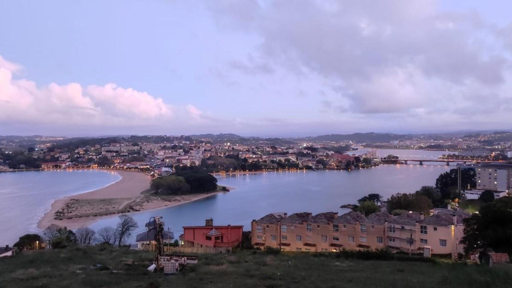 Vista del litoral de Oleiros y Culleredo desde A Coruña.