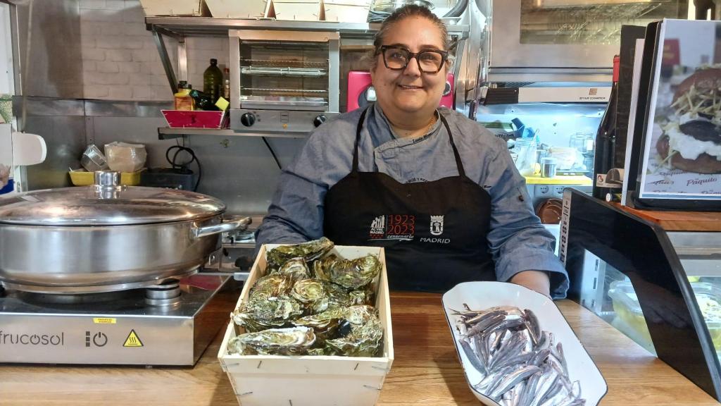 Lucía Mora vende varios productos de mar, tanto frescos como elaborados, en su negocio.