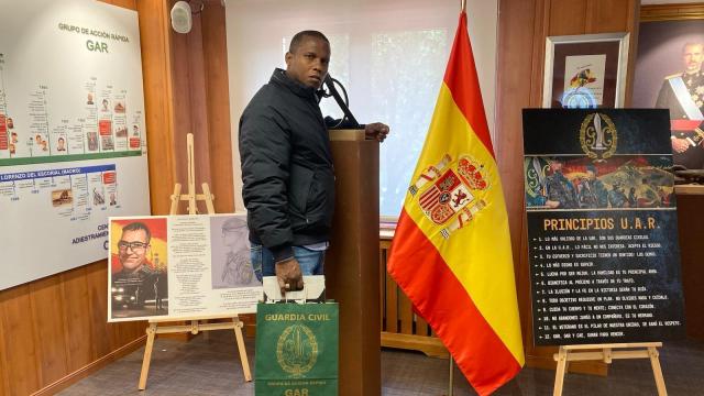 Lázaro Pons en una exposición de la Guardia Civil.