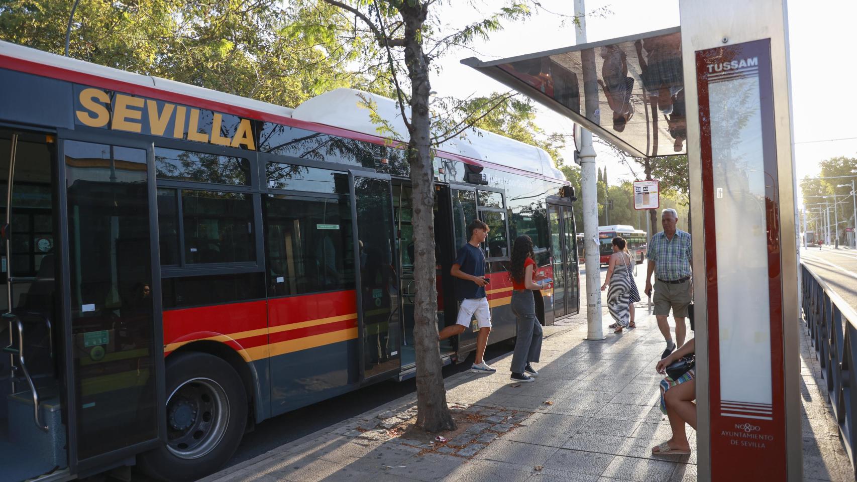 Un autobús de Tussam, en una parada del Prado de San Sebastián.