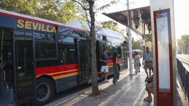 Un autobús de Tussam, en una parada del Prado de San Sebastián.