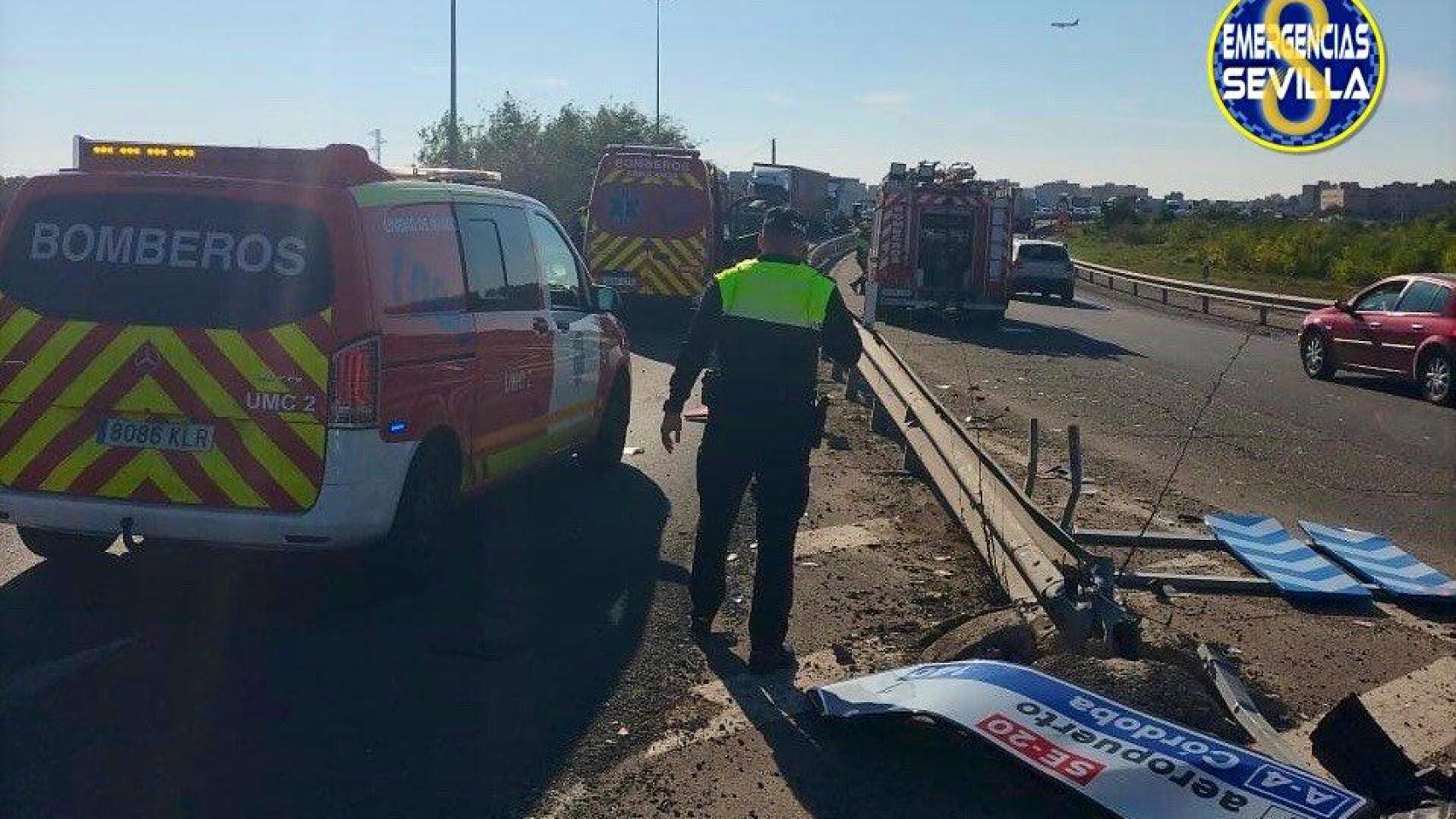 La Policía Local y Emergencias en el accidente de un coche en un tramo de la SE-20