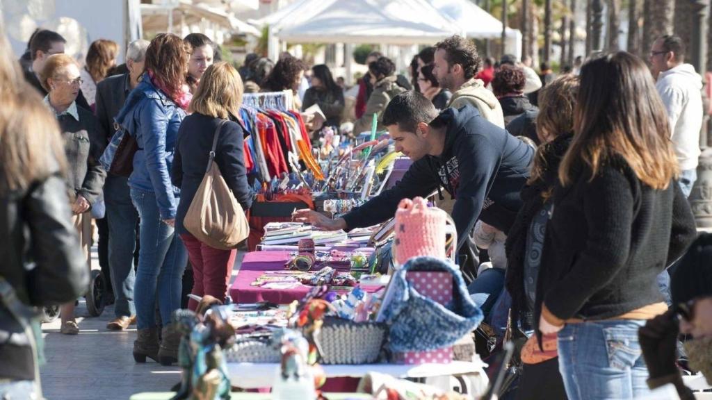 Imagen de los puestos de un mercadillo