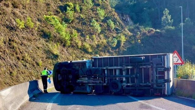 Camión volcado en Ourense