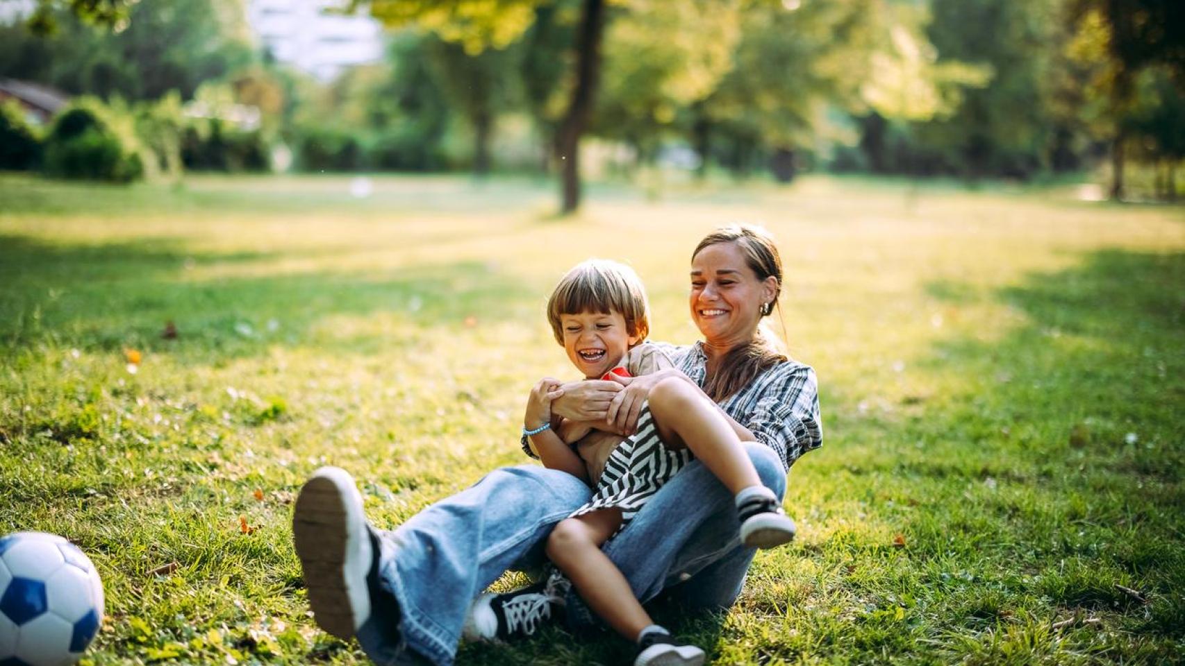 Una madre con su hijo.