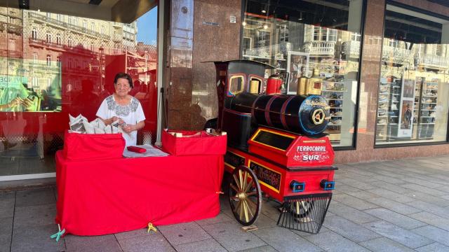 Elsa Ramos, vendiendo castañas en su puesto de la Farola de Urzáiz