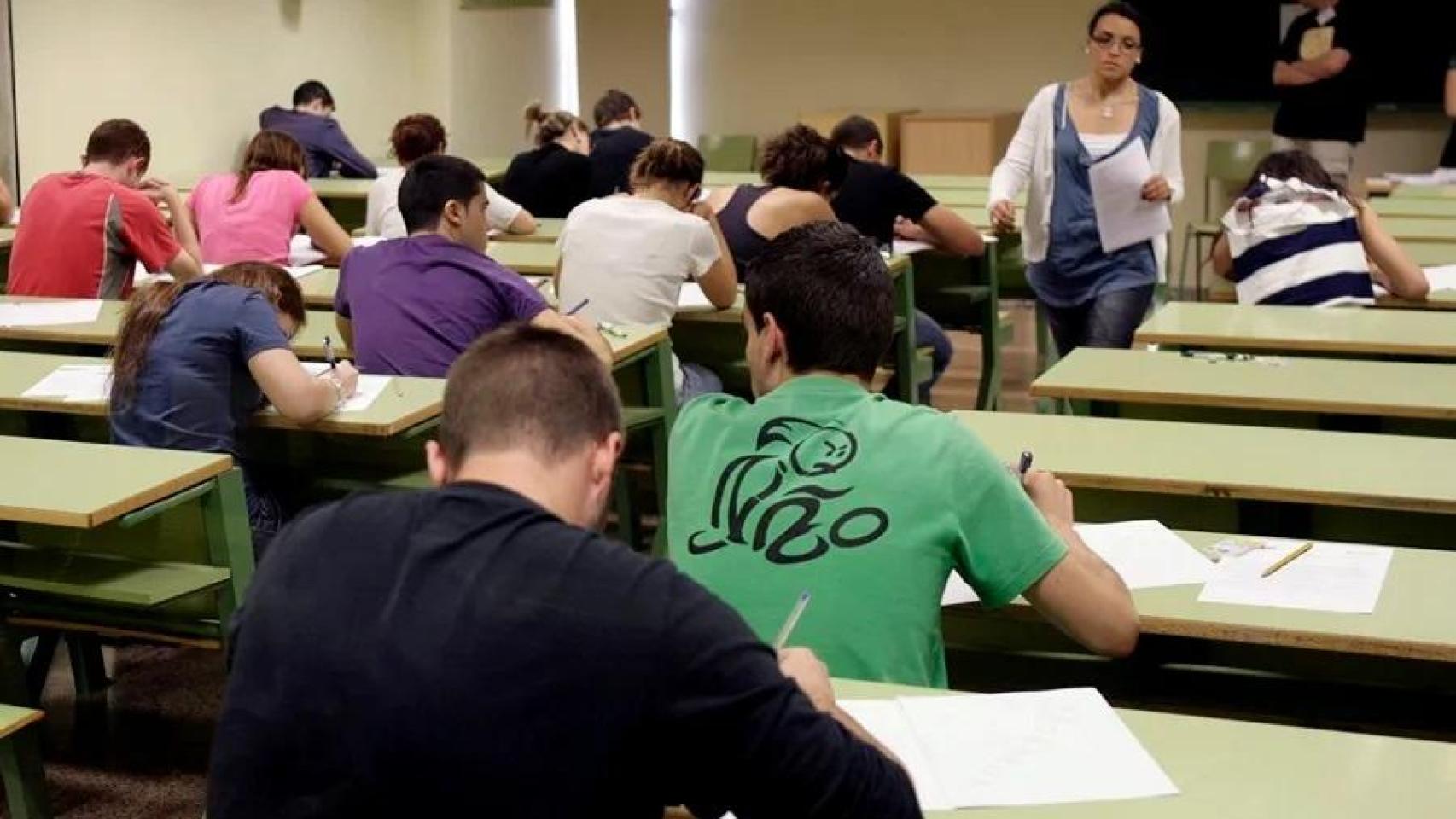 Alumnos durante una prueba en una imagen de archivo.