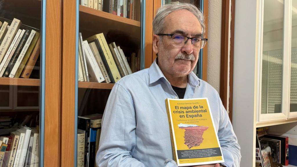 Antonio Cerrillo con el su libro 'El mapa de la crisis ambiental en España.