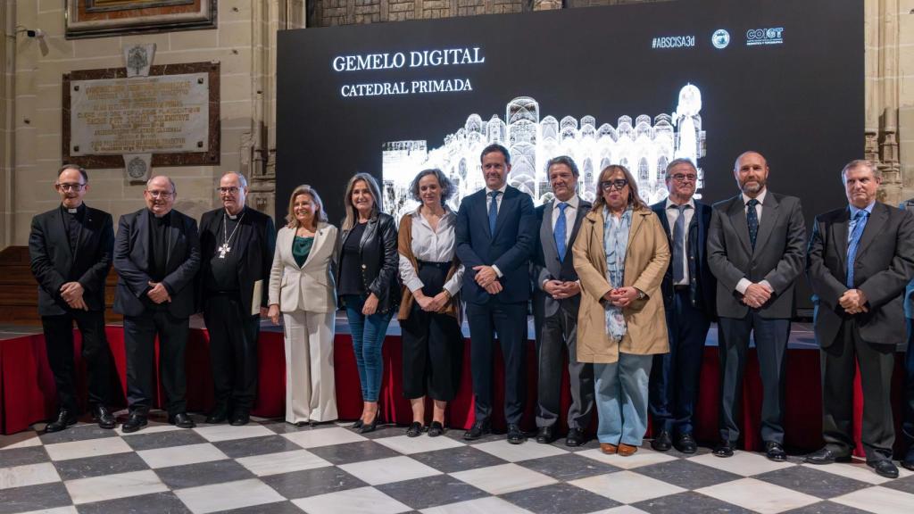 Foto de familia del acto de entrega del 'gemelo digital' de la catedral de Toledo al Cabildo.