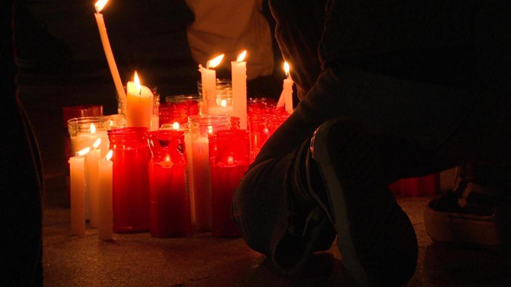 Los vecinos de Roales del Pan colocan velas para rendir homenaje a Arancha