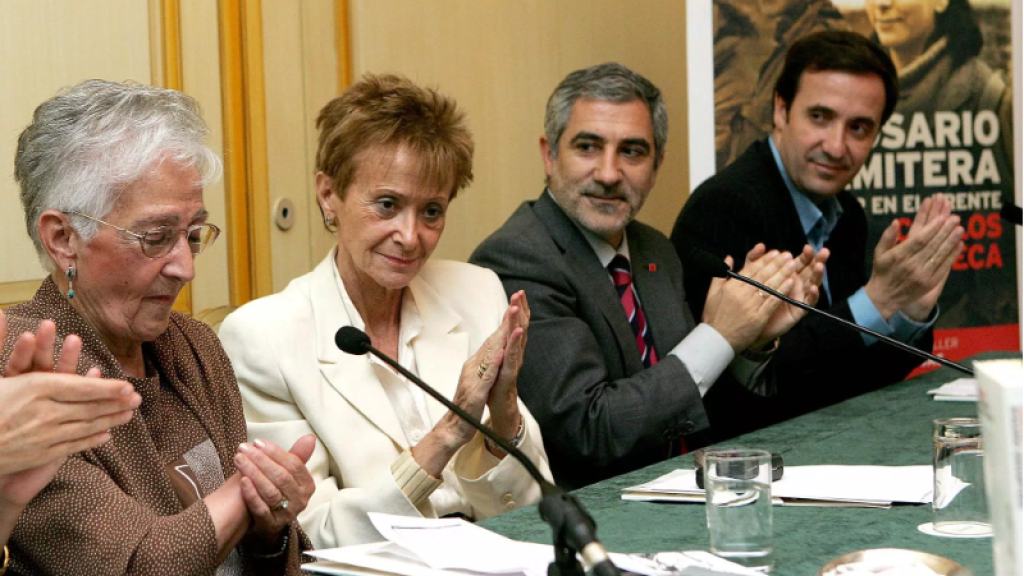 Rosario Sánchez Mora, a la izquierda, junto a María Teresa Fernández de la Vega, Gaspar Llamazares y Carlos Fonseca en la presentación del libro de este último, en mayo de 2006.