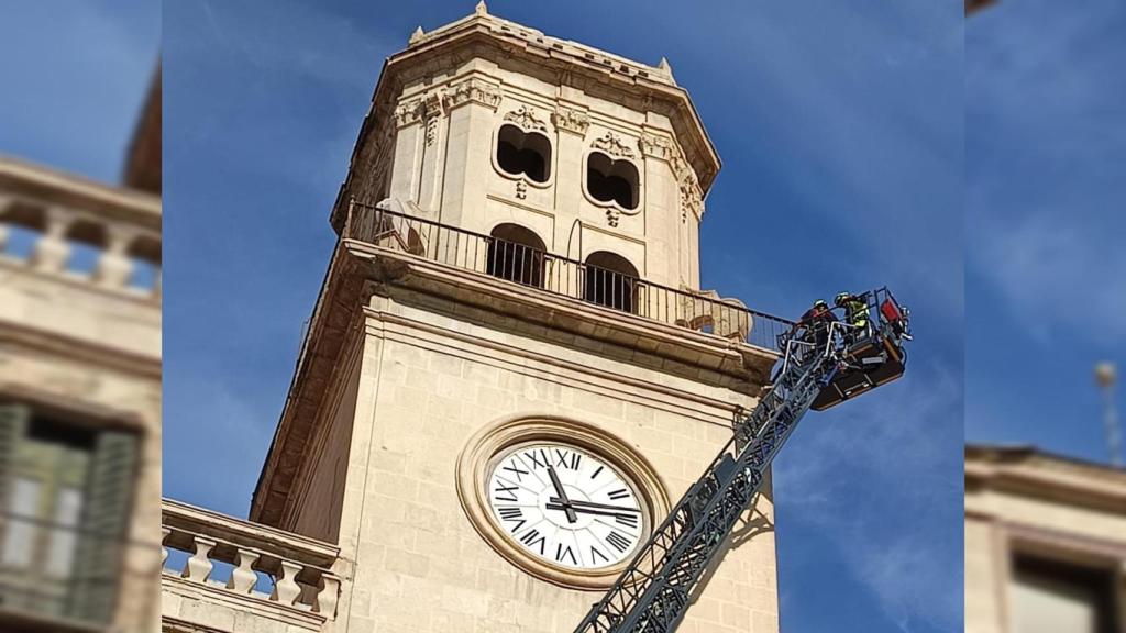 Los Bomberos comprobando la zona afectada del Ayuntamiento de Alicante.