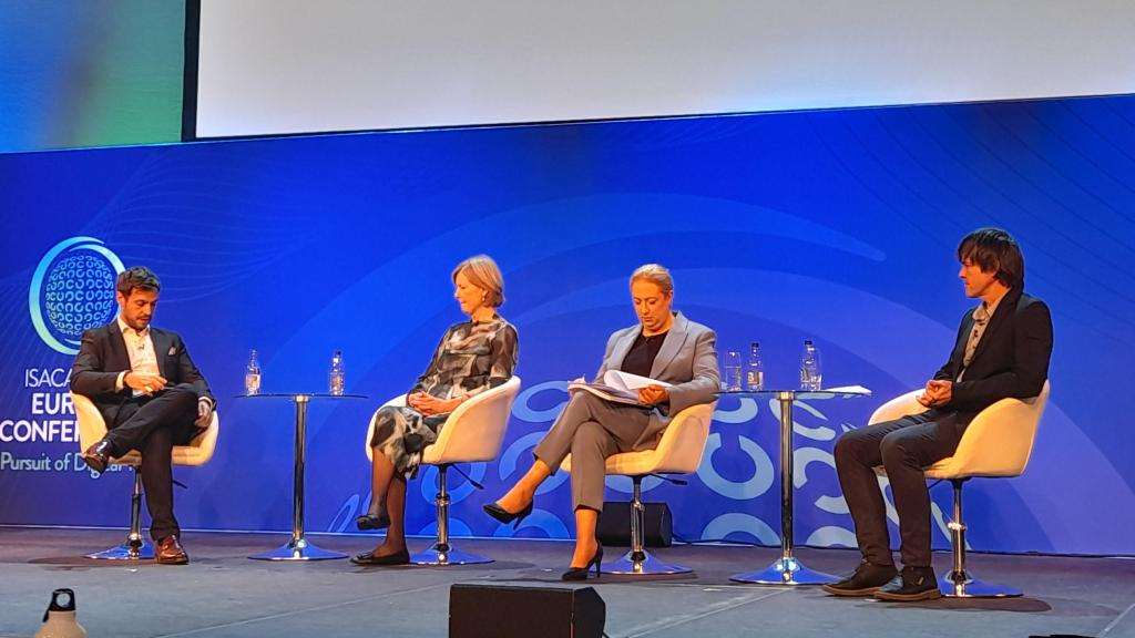 El experto Pablo Ballarín (primero por la derecha), en la mesa redonda sobre riesgos y oportunidades de la IA en Europa durante la conferencia de ISACA de esta semana.