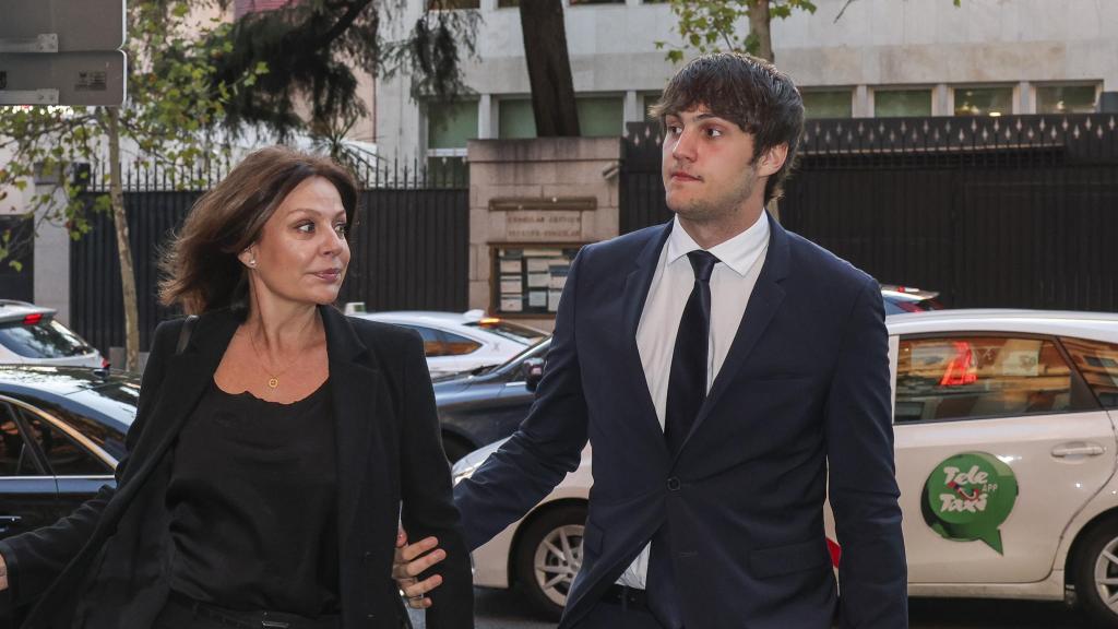 Nuria González junto a su hijo mayor, Iván, en una fotografía tomada en septiembre en 2024.