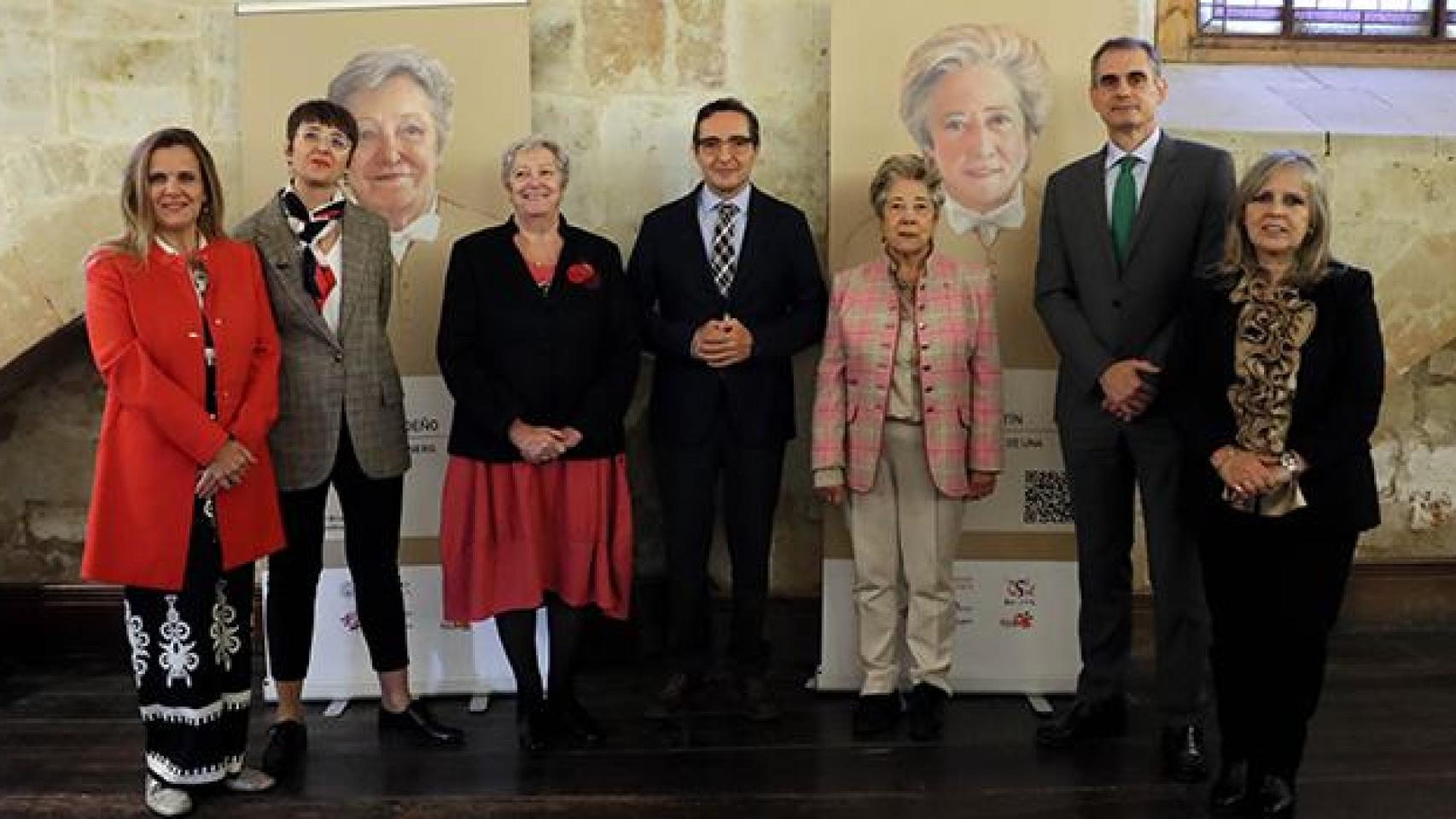 Araceli Mangas y Eulalia Pérez Sedeño junto al rector de la Universidad de Salamanca, sus respectivos padrinos y los comisarios de la exposición