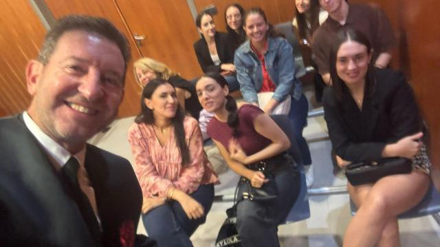 Damián se sacó un selfi con los alumnos de Derecho presentes en la sala.