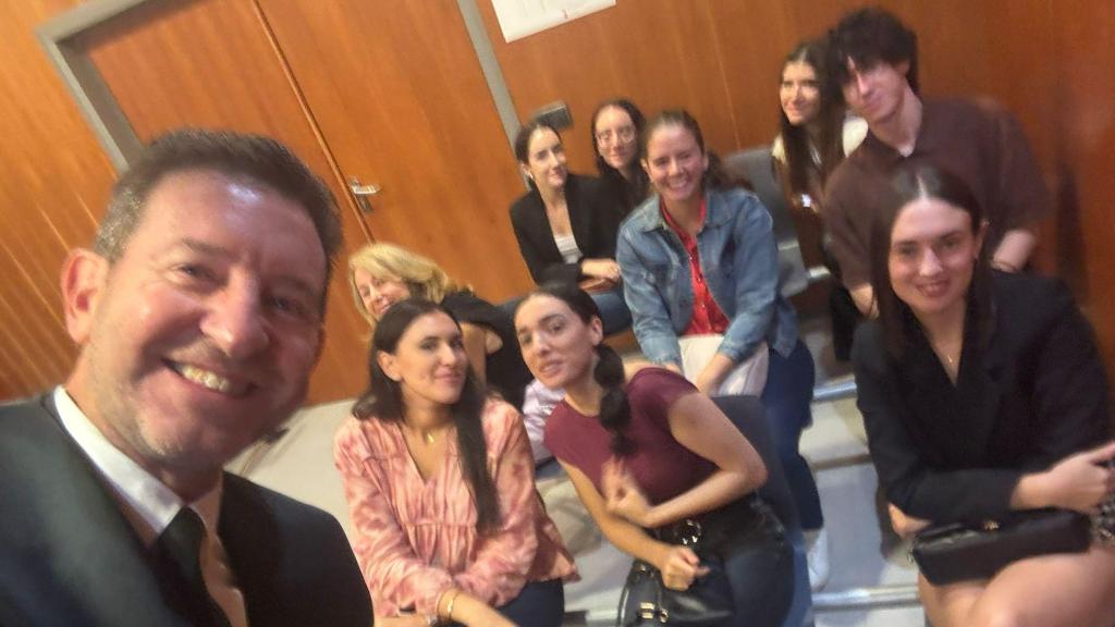 Damián se sacó un selfi con los alumnos de Derecho presentes en la sala.