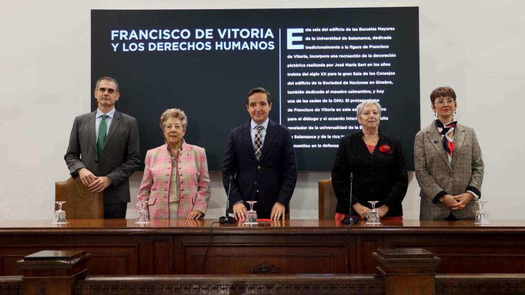 Araceli Mangas y Eulalia Pérez Sedeño junto al rector de la Universidad de Salamanca y sus respectivos padrinos