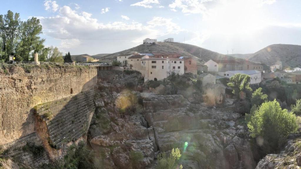 Pueblo de Almonacid de la Cuba y el puente romano.