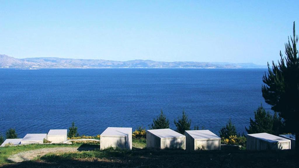 Panorámica del cementerio Fisterra, de César Portela.