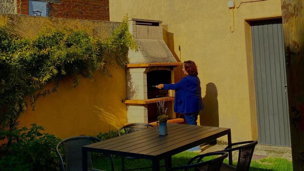 Concha en la barbacoa de su casa rural