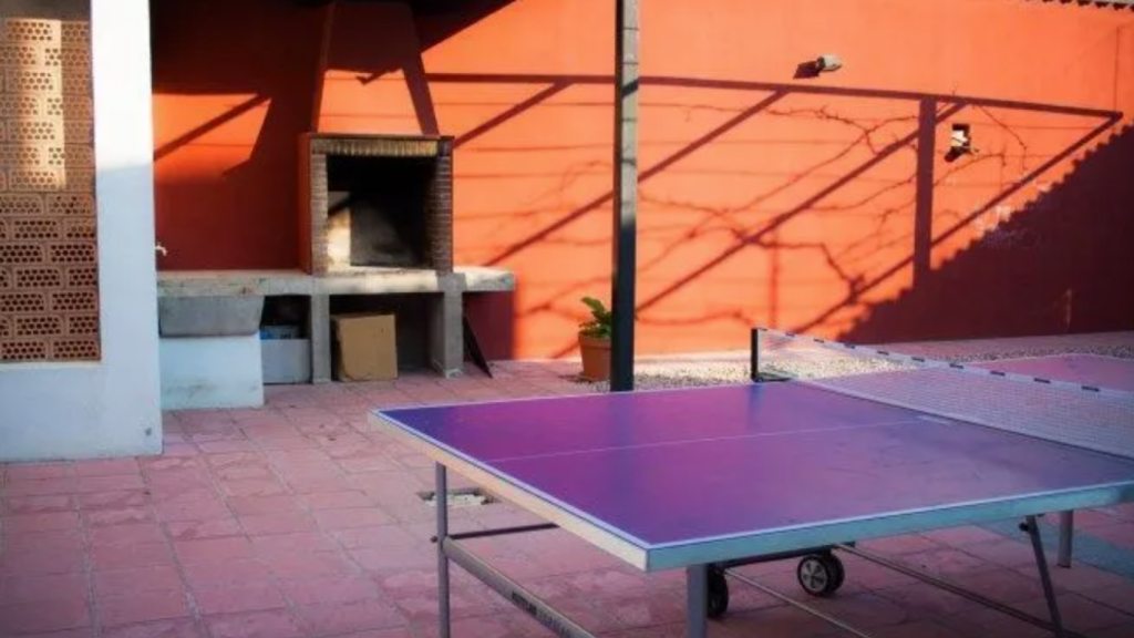 El patio de juegos y la barbacoa.