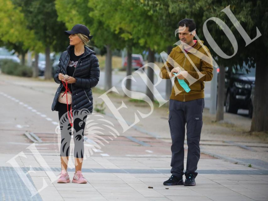 Emma García y Aitor Senar durante un paseo por Madrid.