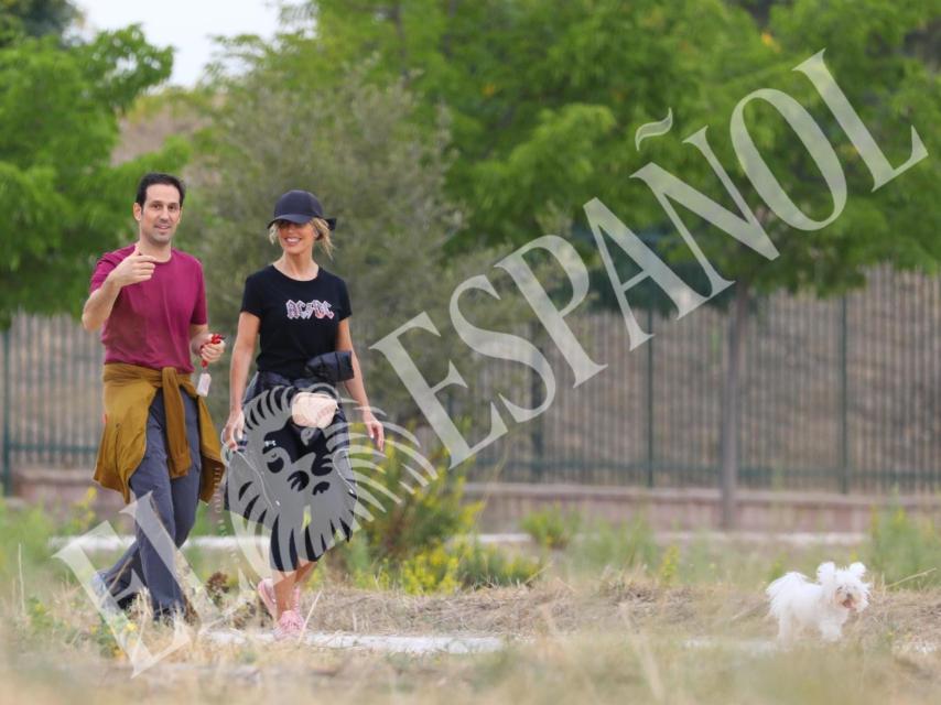 Emma García y Aitor en una imagen paseando por Madrid.