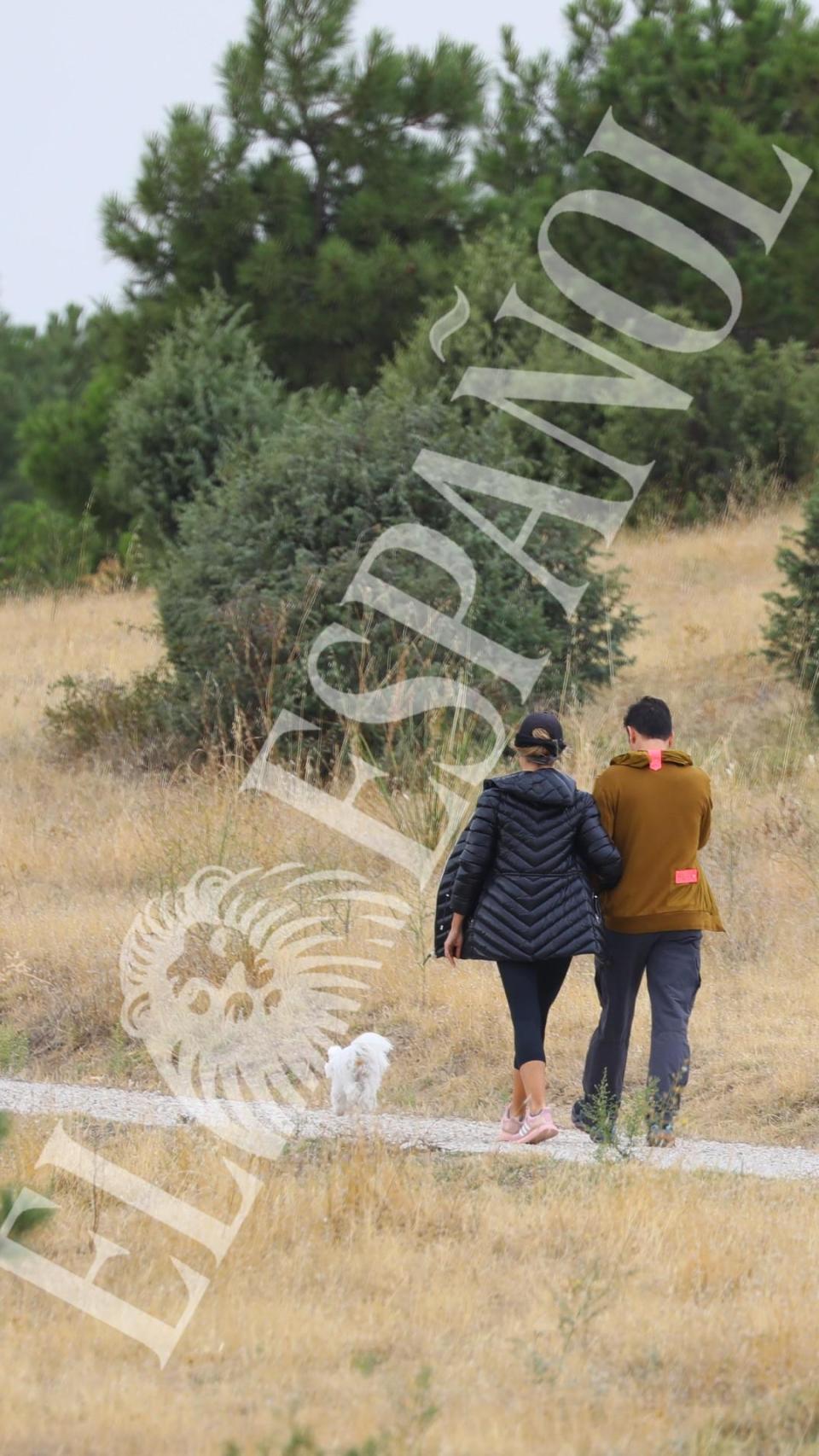 Emma García y Aitor en un paseo por Madrid.