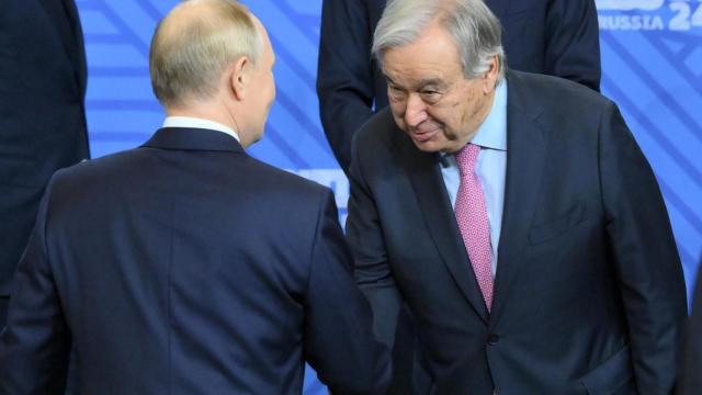 El secretario general de la ONU, António Guterres, inclinado hacia Vladímir Putin, anfitrión de la cumbre de los BRICS en Kazán.