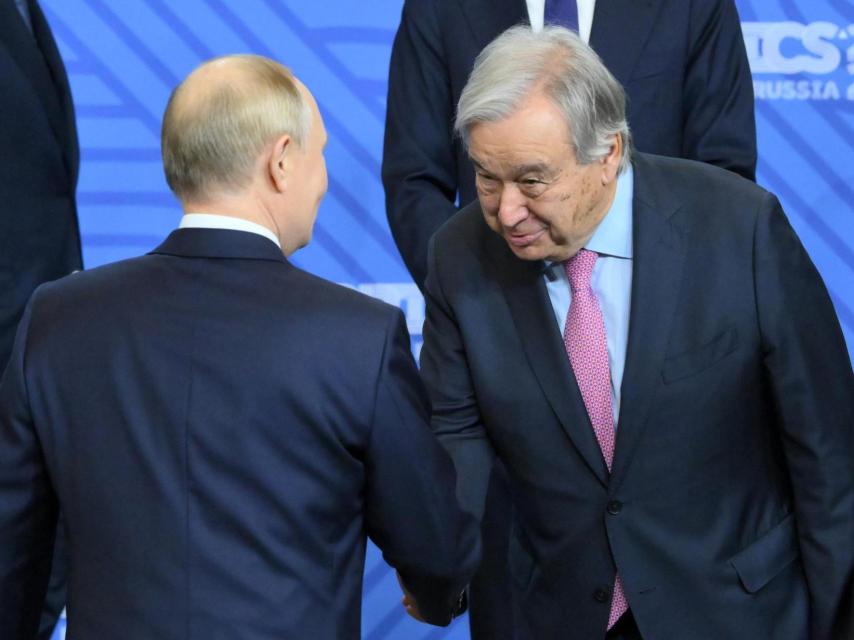 El secretario general de la ONU, António Guterres, inclinado hacia Vladímir Putin, anfitrión de la cumbre de los BRICS en Kazán.