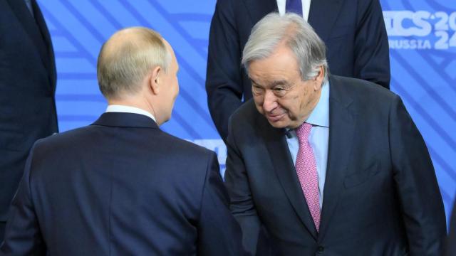 El secretario general de la ONU, António Guterres, inclinado hacia Vladímir Putin, anfitrión de la cumbre de los BRICS en Kazán.