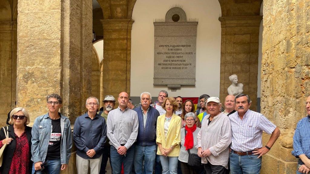 Concentración en el patio del rectorado de la US, frente a la placa