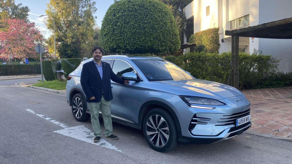 Rafael posa con su nuevo coche chino.