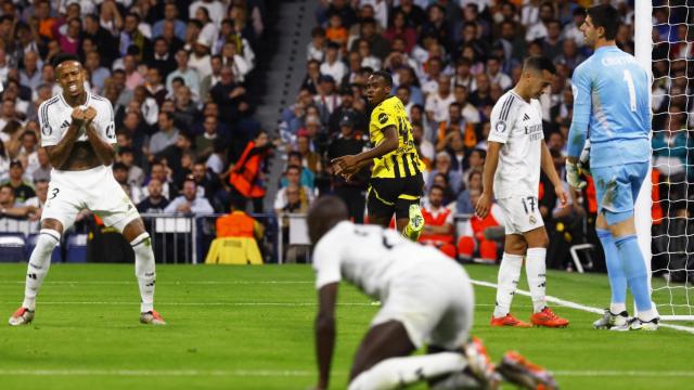 Militao, Mendy, Lucas y Courtois, cabizbajos tras un gol del Dortmund.