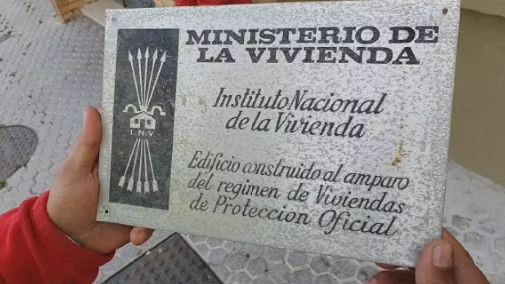 Placas del Ministerio de la Vivienda, en Sevilla