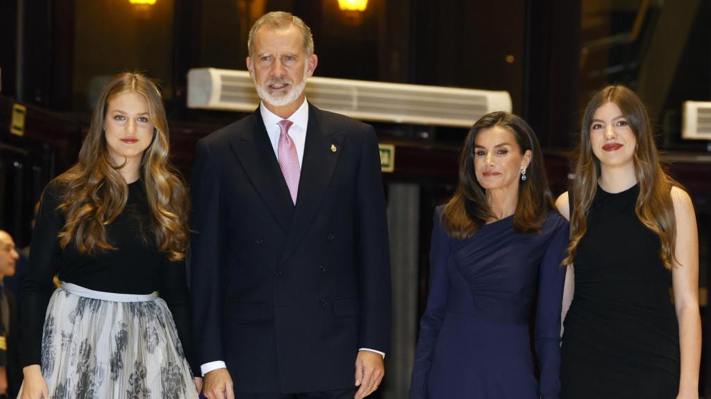 Felipe, Letizia, Leonor y Sofía a su llegada al concierto previo a los Premios Princesa de Asturias.