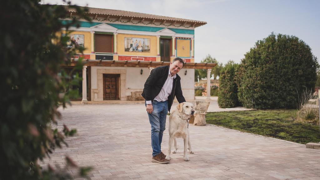 Hilario García, junto a su perro, Sansón, delante de su casa. En el piso de abajo está la bodega.