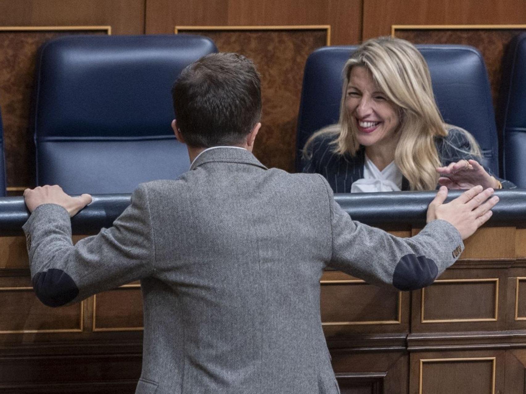 Yolanda Díaz conversa animadamente con Íñigo Errejón, el pasado martes en el Congreso de los Diputados.