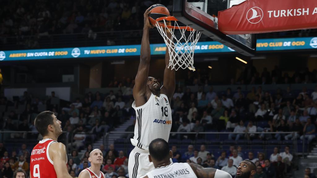 Serge Ibaka entra a canasta durante el partido ante el Estrella Roja.